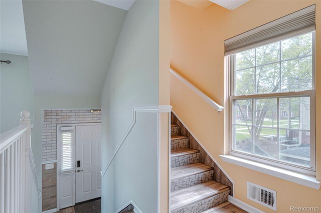 454 Old Pine Way, Walled Lake, MI 48390