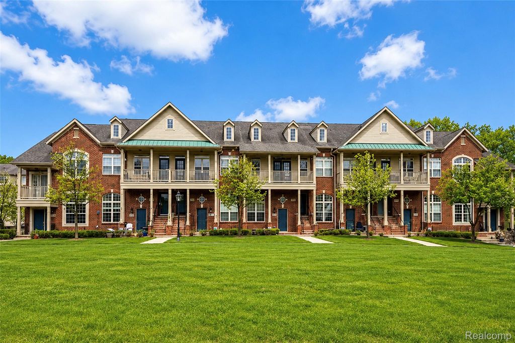 454 Old Pine Way, Walled Lake, MI 48390