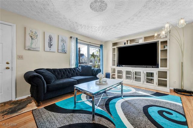 217 Tyler Avenue, Cuyahoga Falls, OH 44221