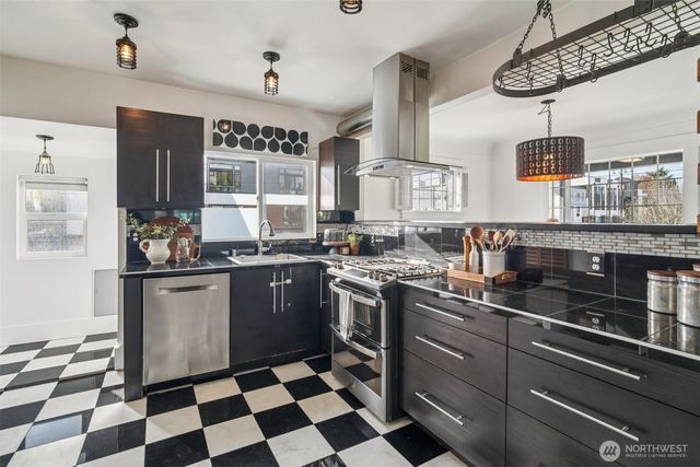 851 NW 56th Street, Seattle, WA 98107