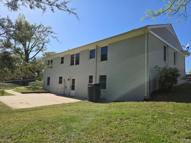 1305 Lee Drive, Farmville, VA 23901