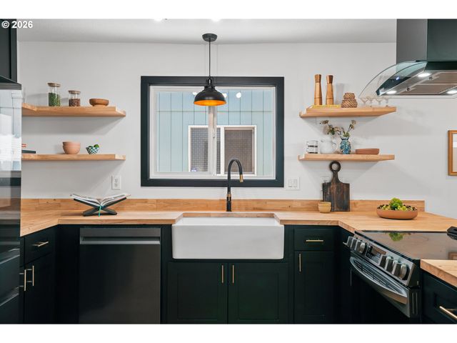 4945 Se OGDEN St, Portland, OR 97206