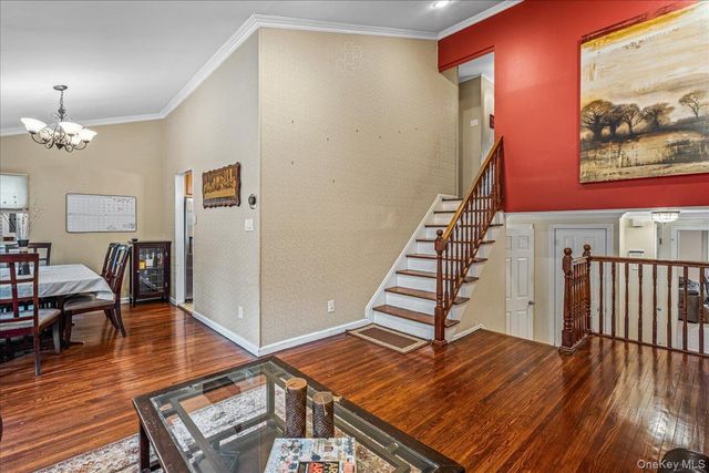 17 Whitehall Lane, New Hyde Park, NY 11040