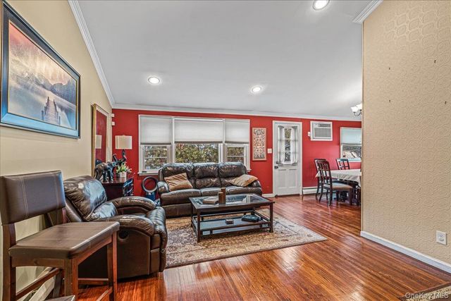 17 Whitehall Lane, New Hyde Park, NY 11040