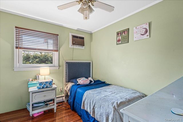 17 Whitehall Lane, New Hyde Park, NY 11040