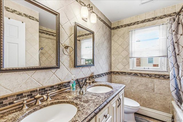 17 Whitehall Lane, New Hyde Park, NY 11040