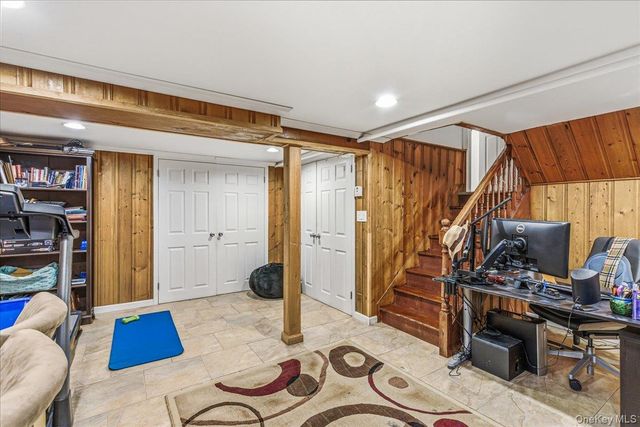 17 Whitehall Lane, New Hyde Park, NY 11040