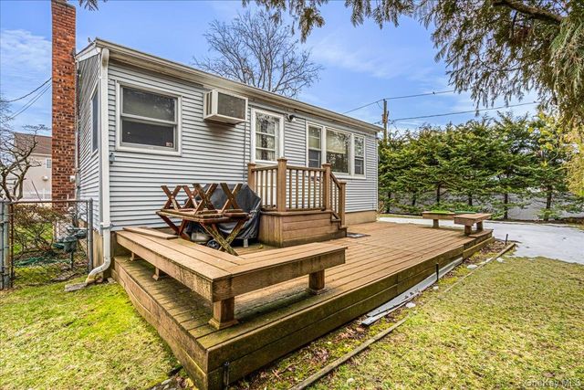 17 Whitehall Lane, New Hyde Park, NY 11040