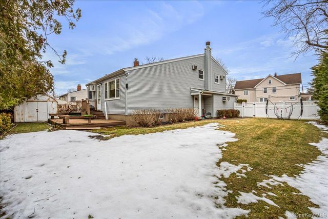 17 Whitehall Lane, New Hyde Park, NY 11040