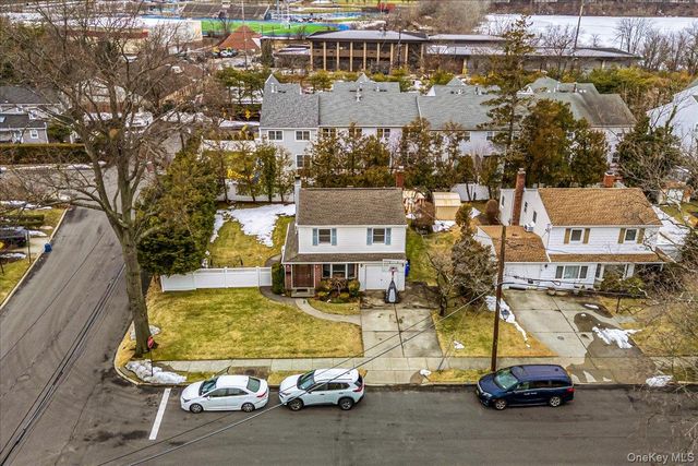 17 Whitehall Lane, New Hyde Park, NY 11040