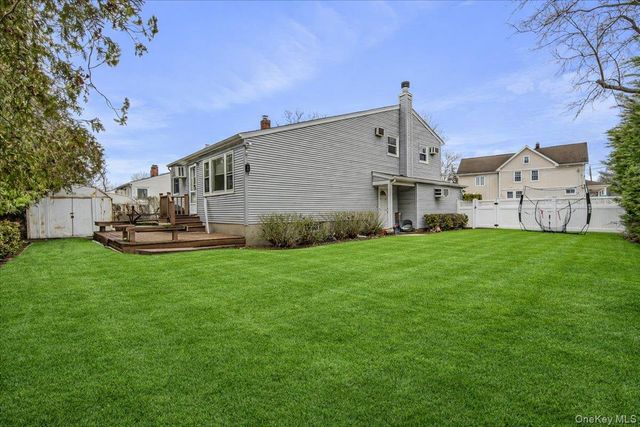 17 Whitehall Lane, New Hyde Park, NY 11040