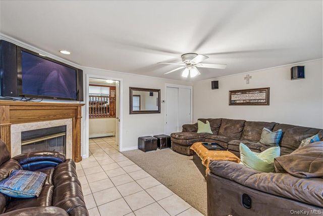 17 Whitehall Lane, New Hyde Park, NY 11040