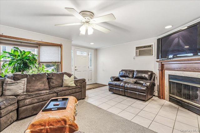 17 Whitehall Lane, New Hyde Park, NY 11040