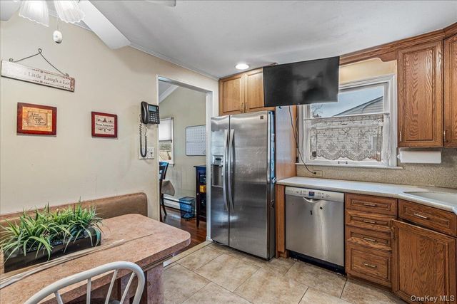 17 Whitehall Lane, New Hyde Park, NY 11040