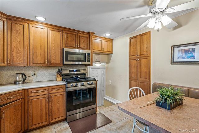 17 Whitehall Lane, New Hyde Park, NY 11040