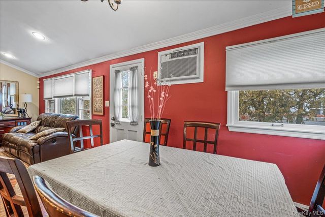 17 Whitehall Lane, New Hyde Park, NY 11040