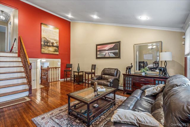 17 Whitehall Lane, New Hyde Park, NY 11040