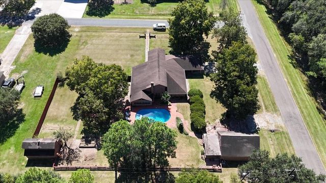 642 Meadow Lane, Winnie, TX 77665