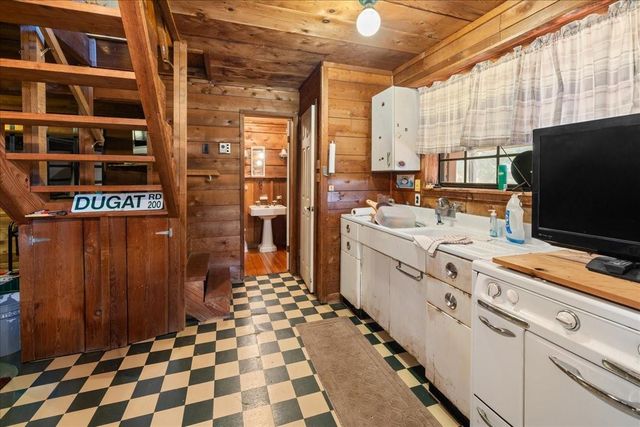 642 Meadow Lane, Winnie, TX 77665