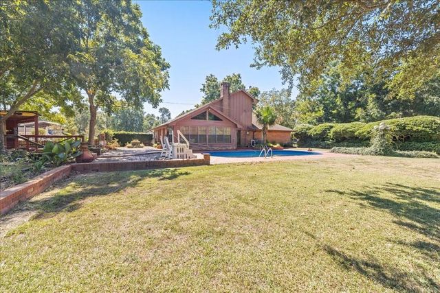 642 Meadow Lane, Winnie, TX 77665