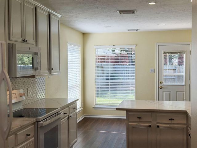 27 N Queenscliff Circle, The Woodlands, TX 77382