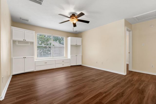 27 N Queenscliff Circle, The Woodlands, TX 77382