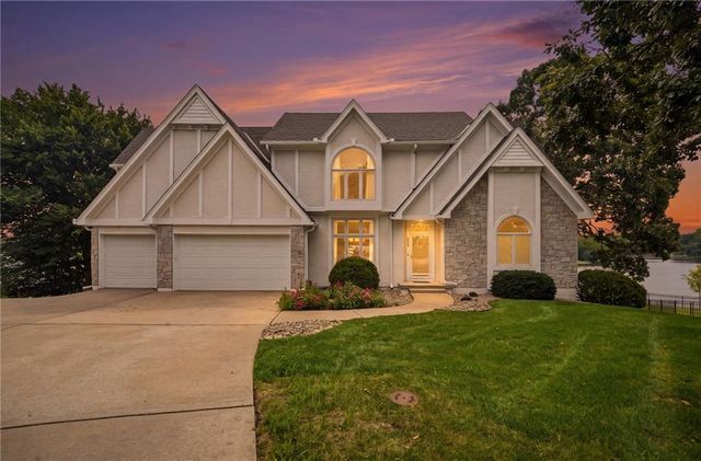 332 NE Warrington Court, Lee's Summit, MO 64064