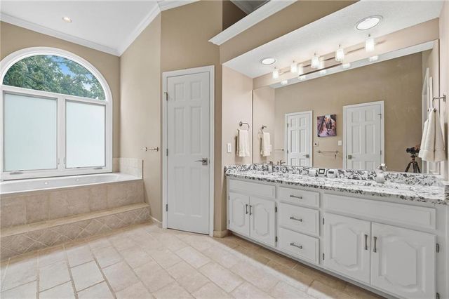 332 NE Warrington Court, Lee's Summit, MO 64064