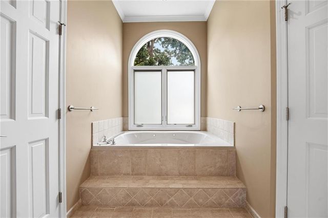 332 NE Warrington Court, Lee's Summit, MO 64064