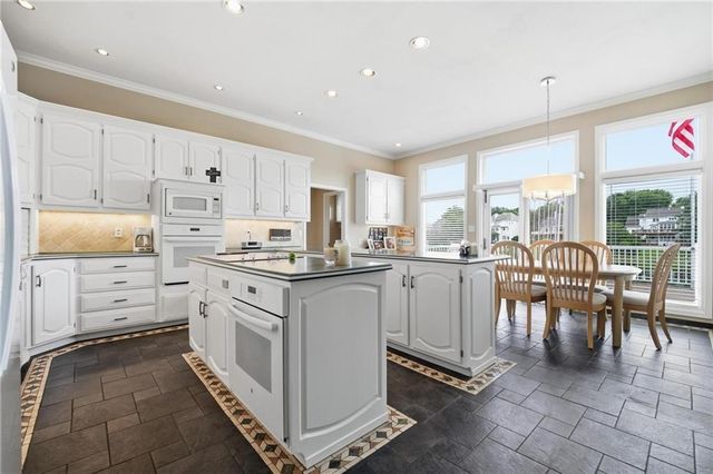 332 NE Warrington Court, Lee's Summit, MO 64064