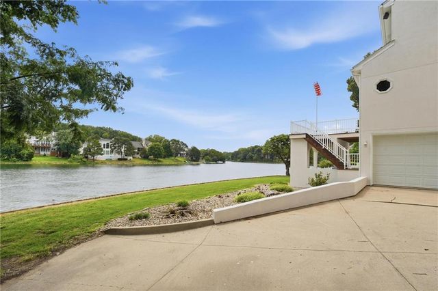 332 NE Warrington Court, Lee's Summit, MO 64064