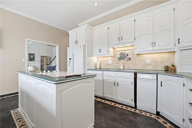 332 NE Warrington Court, Lee's Summit, MO 64064