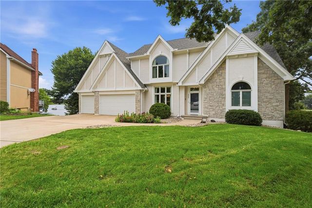 332 NE Warrington Court, Lee's Summit, MO 64064