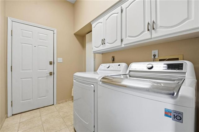 332 NE Warrington Court, Lee's Summit, MO 64064
