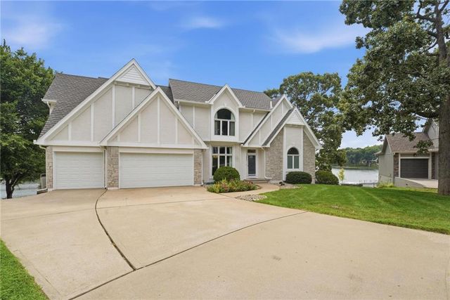 332 NE Warrington Court, Lee's Summit, MO 64064