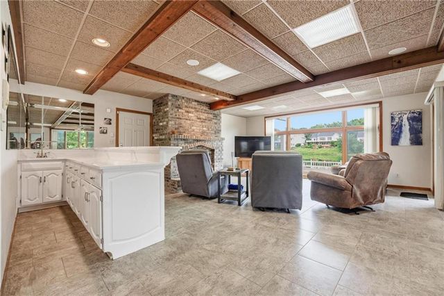 332 NE Warrington Court, Lee's Summit, MO 64064