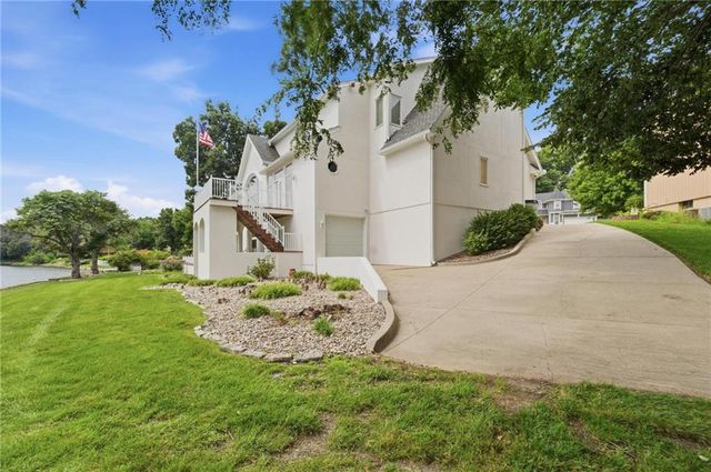 332 NE Warrington Court, Lee's Summit, MO 64064