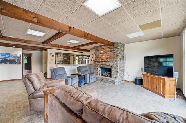 332 NE Warrington Court, Lee's Summit, MO 64064