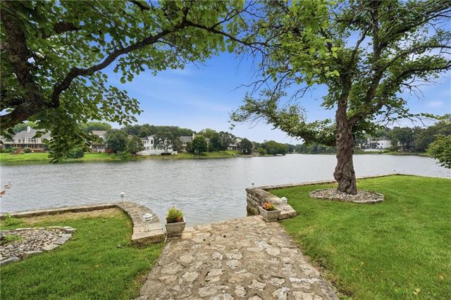 332 NE Warrington Court, Lee's Summit, MO 64064