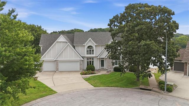 332 NE Warrington Court, Lee's Summit, MO 64064