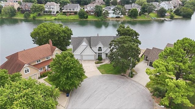 332 NE Warrington Court, Lee's Summit, MO 64064
