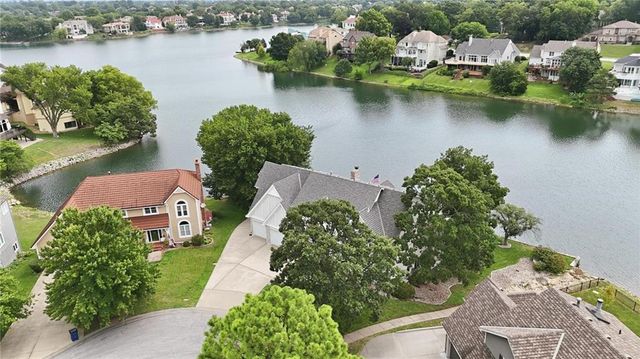 332 NE Warrington Court, Lee's Summit, MO 64064