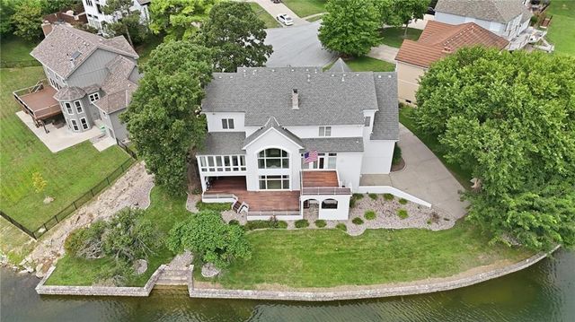 332 NE Warrington Court, Lee's Summit, MO 64064