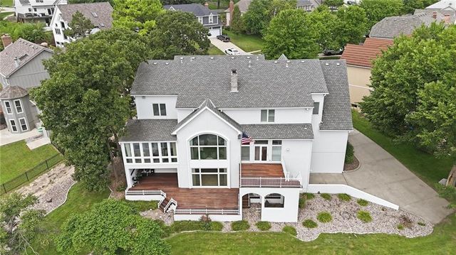 332 NE Warrington Court, Lee's Summit, MO 64064