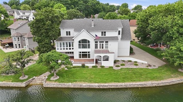 332 NE Warrington Court, Lee's Summit, MO 64064
