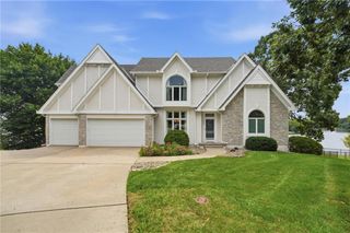 332 NE Warrington Court, Lee's Summit, MO 64064