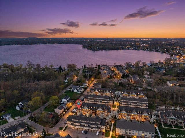 402 Old Pine Way, Walled Lake, MI 48390
