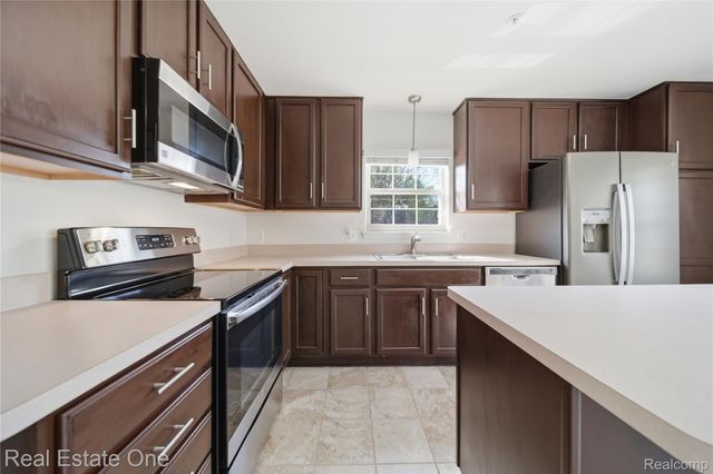 402 Old Pine Way, Walled Lake, MI 48390