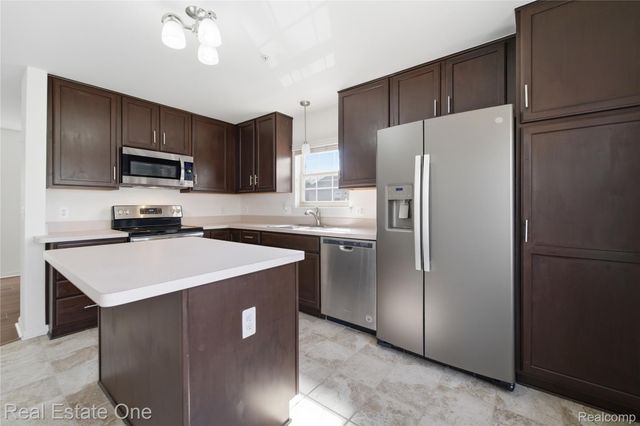 402 Old Pine Way, Walled Lake, MI 48390
