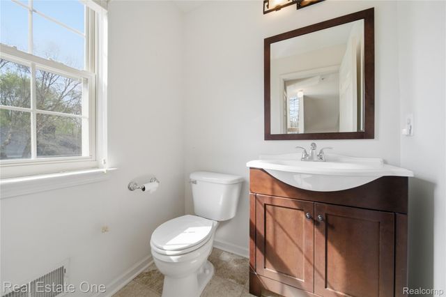 402 Old Pine Way, Walled Lake, MI 48390